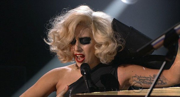 Ca khúc tiếp theo, Lady Gaga lại hóa trang theo phong cách Marilyn Monroe.