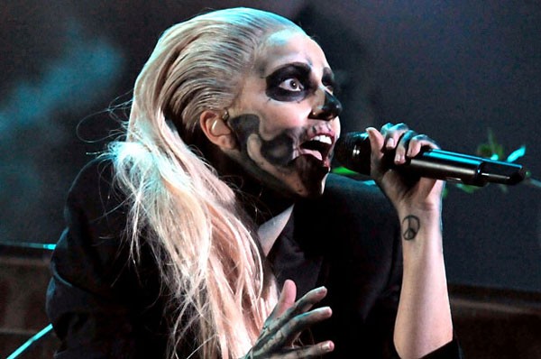 Lady Gaga hóa trang thành quỷ, biểu diễn mở màn đêm công bố đề cử bằng ca khúc nổi tiếng của mình, 'Marry The Night'.