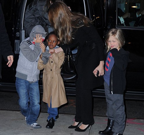 Tối 3/12, Angelina Jolie dẫn 3 con Pax Thien, Zahara và Shiloh đi xem phim ở New York.