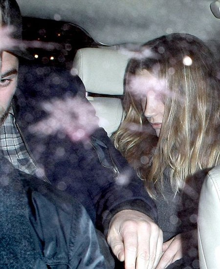 Hai người rời quán bar và về thẳng nhà của Robert Pattinson. Ảnh: Splash.