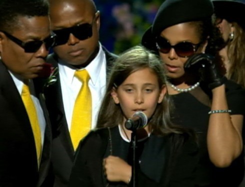 Paris Jackson xúc động phát biểu trong đám tang cha hồi tháng 7/2009.