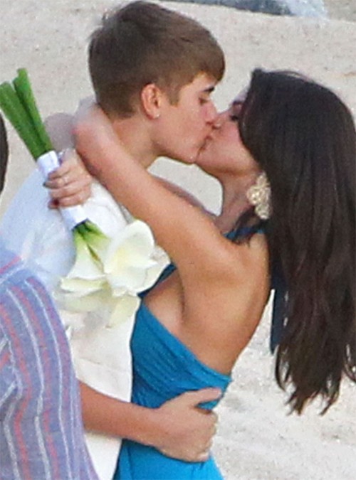 Selena Gomez và Justin Bieber hôn nhau nồng nàn trong đám cưới một người bạn hôm 8/12 tại bờ biển ở Mexico.