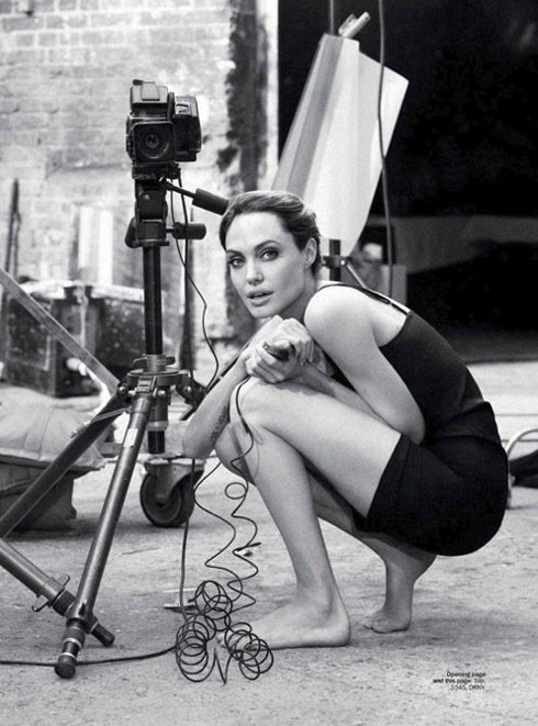 Angelina Jolie hy vọng tác phẩm đầu tay mình làm đạo diễn sẽ giành được vài đề cử Oscar 2012. Ảnh: Marie Claire.