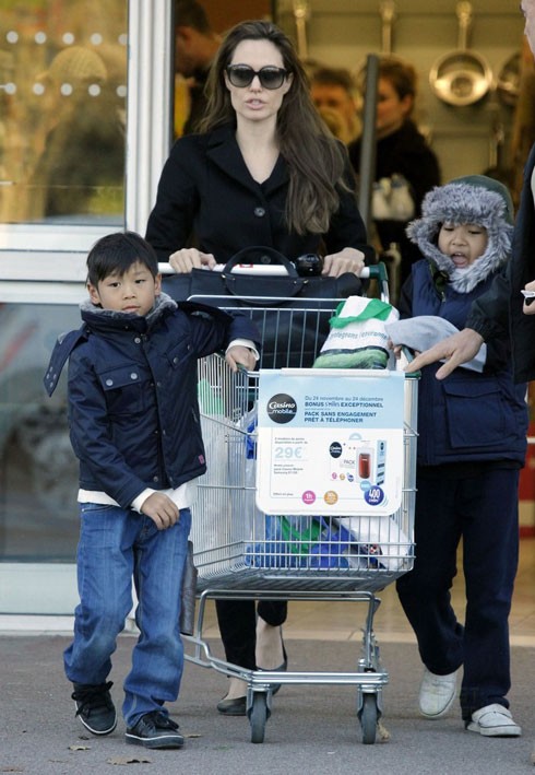 Angelina Jolie và hai cậu con trai lớn: Pax (trái) và Maddox (phải).
