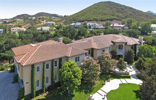 Sau khi kết thúc tour diễn của mình, Britney Spears dọn đến ở ngôi biệt thự sang trọng, nằm trong Hidden Hills, California.