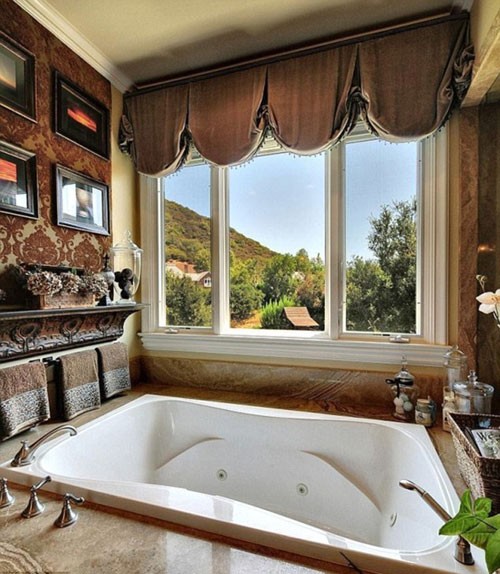 Phòng tắm xa hoa với khung cảnh tuyệt đẹp bên ngoài.