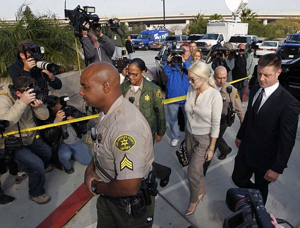 Mỗi lần Lindsay Lohan hầu tòa là các phóng viên, tay săn ảnh lại bận rộn.