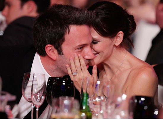 Jennifer Garner dành một nụ hôn lên má chồng, Ben Affleck trong bữa tiệc Critics Choice Awards hồi tháng 1 tại Los Angeles.