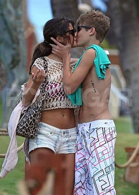 Cặp đôi Selena Gomez và Justin Bieber thể hiện tình cảm trong buổi đi tắm biển ở Hawaii hồi tháng 5.