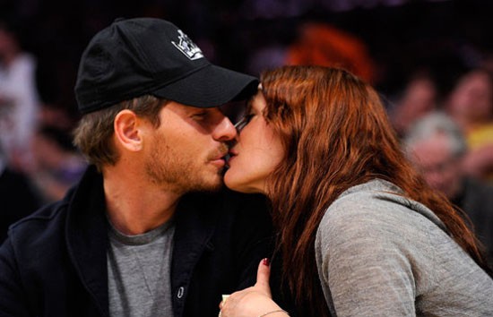 Drew Barrymore hôn bạn trai Will Kopelman hồi tháng 4 vừa qua tại Staples Center ở Los Angeles.