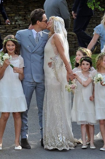 Kate Moss làm đám cưới với Jamie Hince tại một làng quê ở Anh vào tháng 7.