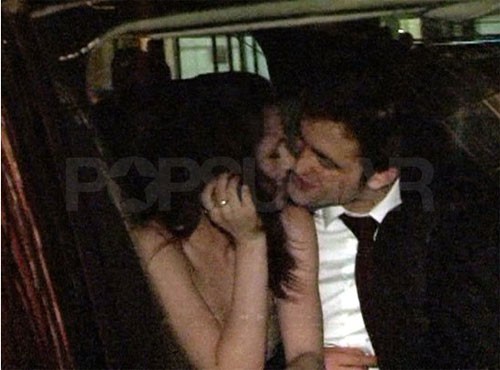 Robert Pattinson bị bắt gặp âu yếm bạn diễn trong 'Twilight', Kristen Stewart khi hai người đang ngồi ở ghế sau ô tô.