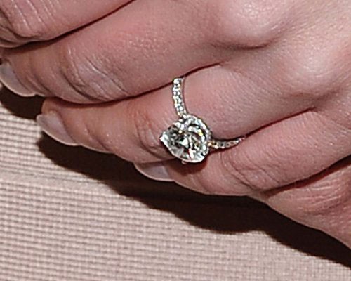 Chiếc nhẫn đính hôn của Britney được gắn 90 viên kim cương nhỏ và một viên kim cương lớn ở giữa.