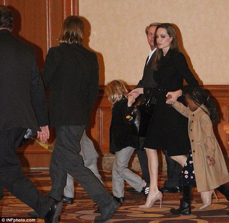 Buổi đi chơi buổi tối của đại gia đình gồm Brad Pitt và Angelina Jolie đến Mandalay Bay Resort and Casino tối hôm 18/12/2011.