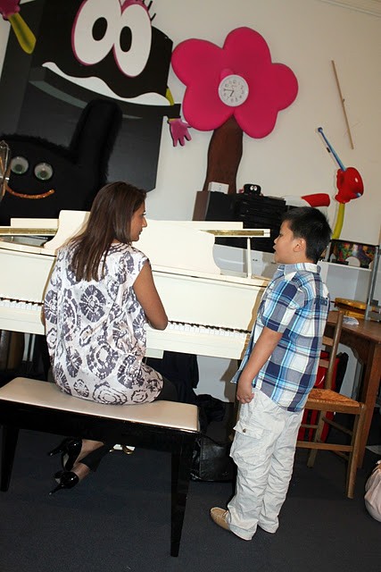 Cô giáo Tami, giáo viên thanh nhạc trước đây của ca sĩ Thanh Bùi khen chất giọng của Trí Dũng trong buổi dạy thanh nhạc cho quán quân ĐRM