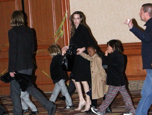 Angelina Jolie bị chê vì cho con nối tóc