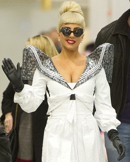 Sau chuyến bay dài, Lady Gaga có mặt ở sân bay LAX với một trang phục khác, ấn tượng không kém.