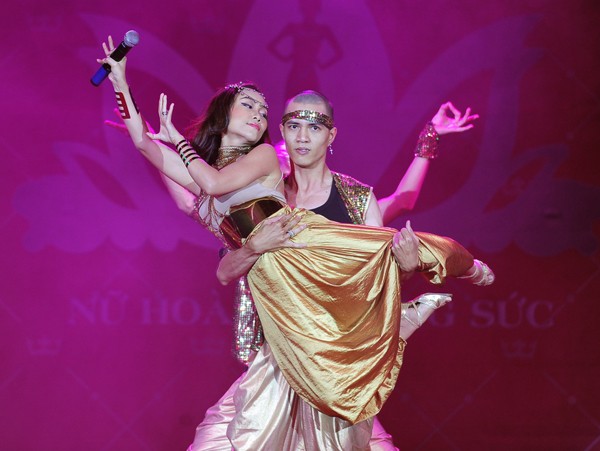 Vắng bạn diễn Trấn Thành, nàng 'sôcôla' vẫn khuấy động sân khấu bằng vũ đạo và các pha tung hứng ăn ý cùng vũ công.