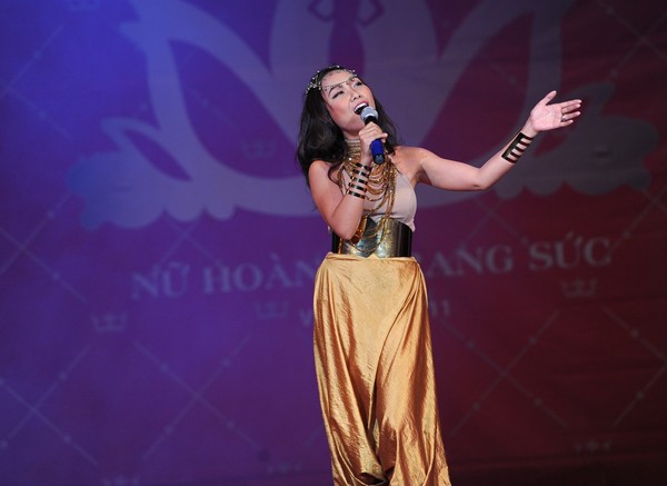 Ca sĩ Đoan Trang biểu diễn trong chương trình. Cô thể hiện lại ca khúc 'Nữ thần' từng mang lại thành công cho mình và MC Trấn Thành tại cuộc thi 'Cặp đôi hoàn hảo'.