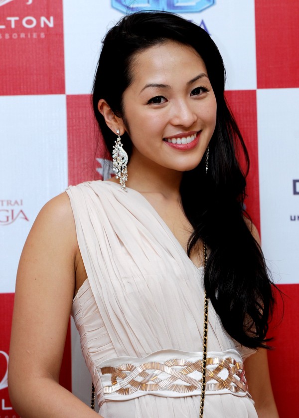 Nhân chuyến về nước làm từ thiện, Hoa hậu người Việt tại Australia Jenny Nguyễn cũng được mời đi xem thi nhan sắc.