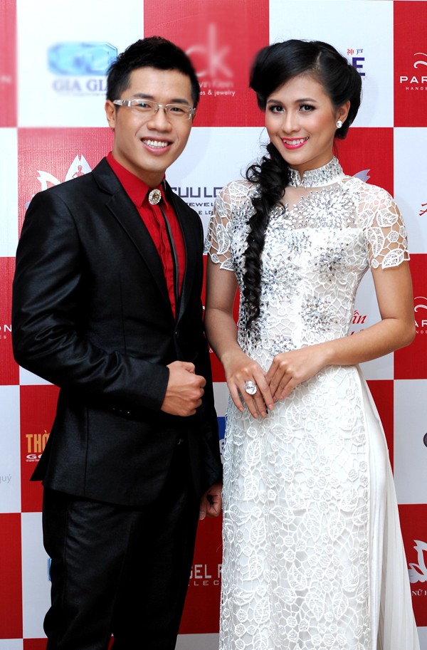 MC Quốc Bình và diễn viên Thùy Trang đảm nhiệm vai trò dẫn dắt đêm bán kết Nữ hoàng Trang sức 2011.