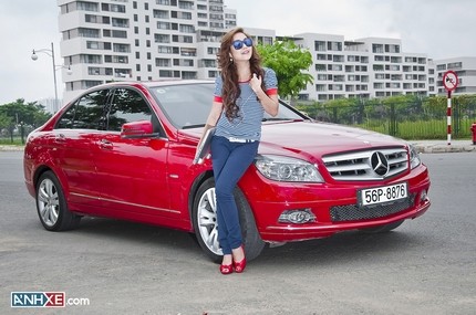 4. Ốc Thanh Vân - Mercedes C200 CGI . Ốc Thanh Vân bên cạnh xế hộp mang màu đỏ nổi bật Nữ diễn viên Ốc Thanh Vân lại lựa chọn cho mình chiếc sedan hạng trung Mercedes C200 CGI màu đỏ nổi bật. Đáng chú ý cô là người Việt Nam đầu tiên sở hữu dòng xe này với giá 1,1 tỉ VNĐ.
