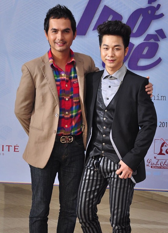 Đức Tiến - diễn viên chính của phim "Trở về" xuất hiện tươi tắn bên cạnh nam ca sĩ Quách Tuấn Du.