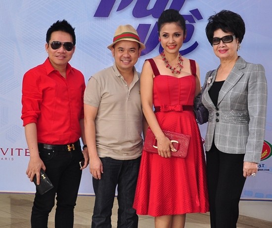 Việt Trinh cùng các doanh nhân Huy Cận, Dương Quốc Nam, Thu Xuân (từ trái sang phải).
