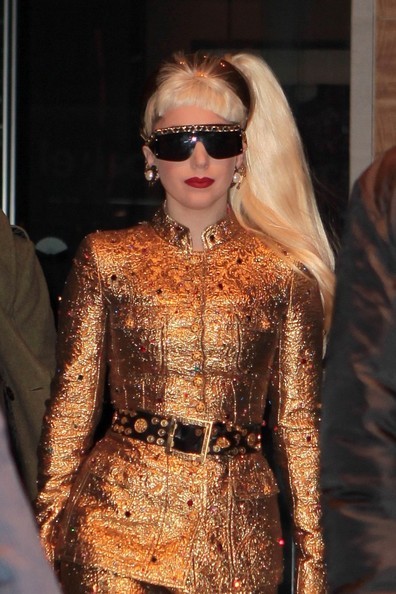 Gaga xuất hiện với mái tóc cắt lượn sóng, kính râm khi trời đã tối và trang phục vàng lấp lánh.