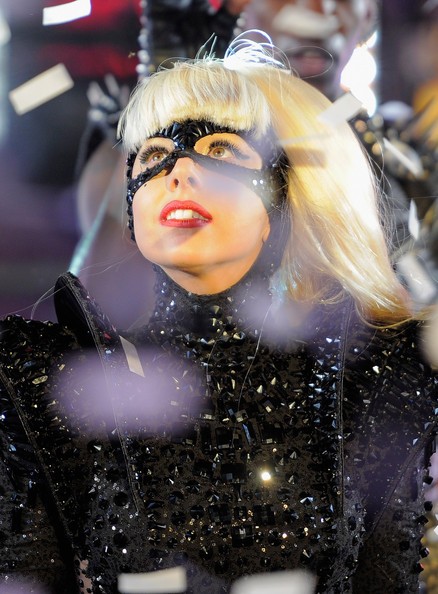 Lady Gaga là một trong số ít nghệ sĩ có mặt trong đêm chào năm mới tại Quảng trường Thời đại.