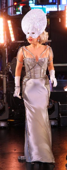 Gaga chọn trang phục lấp lánh trong đêm và chiếc mặt nạ kỳ quái.