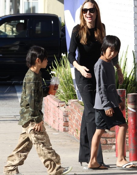 Jolie không ngừng cười tươi rạng rỡ khi đi cùng hai cậu nhóc.