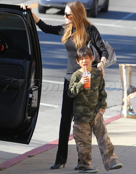 Buổi chiều nắng ấm hôm 5/1, Angelina Jolie đưa hai cậu con trai đi mua sắm đồ chơi tại một cửa hàng ở Hollywood.