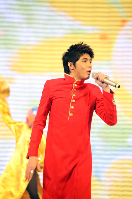 Noo Phước Thịnh diện áo dài khăn đóng lên sân khấu thể hiện ca khúc Xuân bên em.
