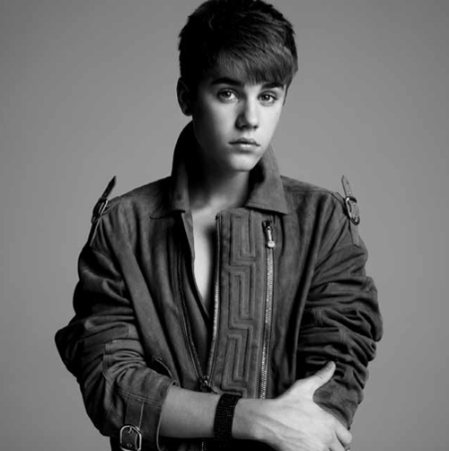 Bộ ảnh lấy tông màu tối làm chủ đạo, trong đó, Justin thể hiện sự trầm ngâm, không sôi động như tuổi 17.