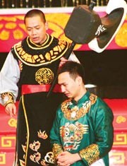 Nghệ sĩ Thành Trung (bên phải ảnh, vai Táo Dân) trong chương trình "Gặp nhau cuối năm" 2011.