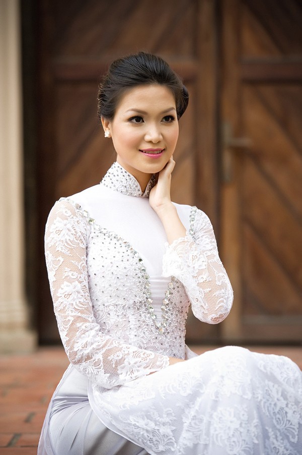Hoa hậu Việt Nam 2008 Thùy Dung diện áo dài ren trắng, e ấp yêu kiều, trong bóng chiều hoàng hôn đang dần trải xuống ngôi thánh đường. (Theo Ngôi Sao)