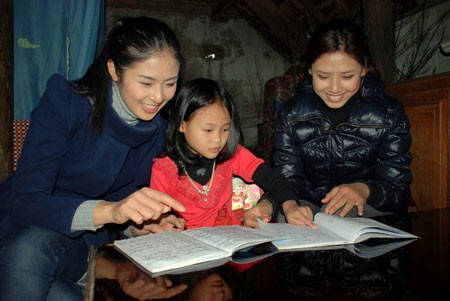 Hoa hậu Việt Nam Ngọc Hân và người đẹp biển Nguyễn Thị Loan có chuyến từ thiện ở miền Trung chứ không đi du xuân như nhiều sao khác. Xem chi tiết thông tin này