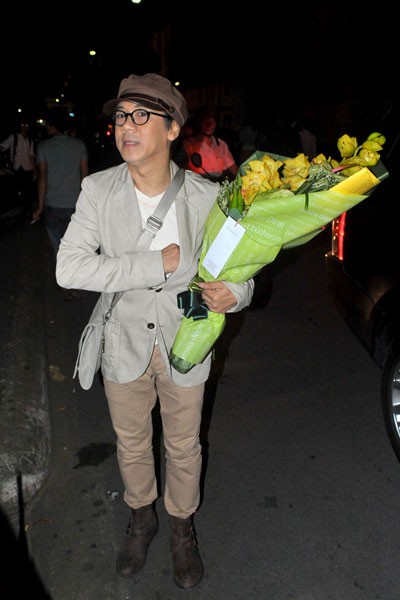Nghệ sĩ ưu tú Thành Lộc mang theo bó hoa to. Anh đắm mình vào âm nhạc và dành những tràng vỗ tay hào hứng cho các tiết mục.