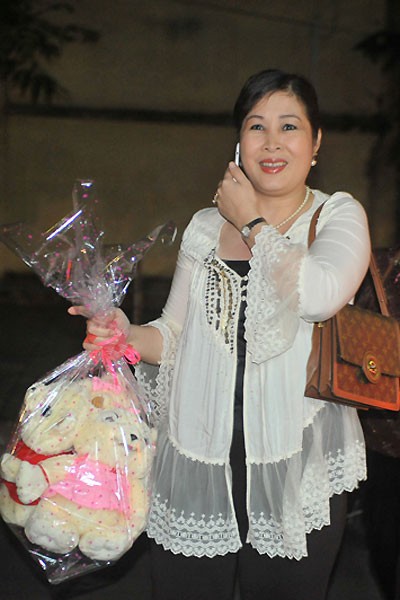 Nghệ sĩ Nhân dân Hồng Vân mang đến một túi quà là gấu bông để tặng Bằng Kiều.