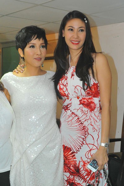 Hoa hậu Hà Kiều Anh cũng vào hậu trường để chúc mừng các ca sĩ sau đêm diễn.