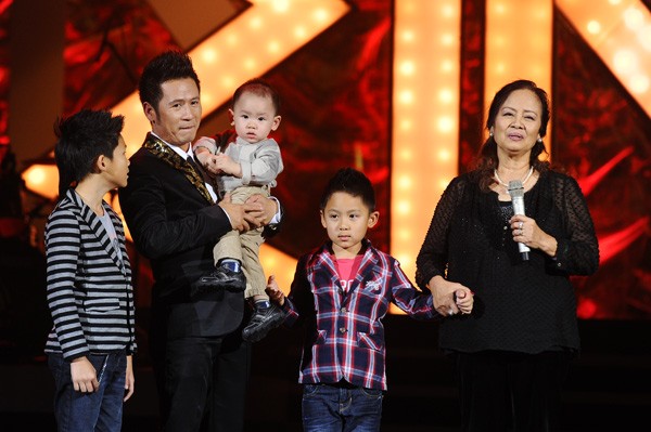 Giữa chương trình "Bằng Kiều in concert" tổ chức ở Trung tâm Hội nghị Quốc gia (Hà Nội) tối 28/10, nam ca sĩ mời mẹ là bà Lưu Nga và ba cậu con trai lên sân khấu để giới thiệu với khán giả.