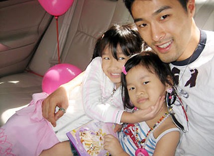 Johnny Trí Nguyễn và hai con