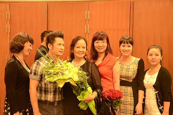 "Anh Bầu" bên mẹ (nghệ sĩ Lưu Nga) và các thành viên khác trong đại gia đình.