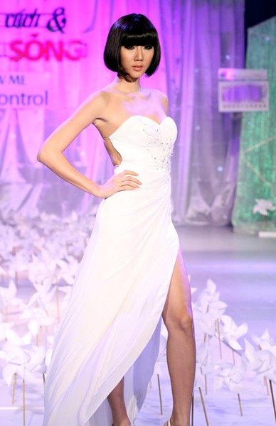 Tối 29/10, Ngọc Quyên diện váy dạ hội thiết kế gợi cảm, khoe vẻ sexy khi biểu diễn trong đêm thời trang tại TP HCM.