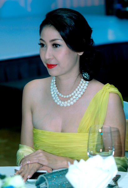 Cùng dự sự kiện này còn có cựu Hoa hậu Việt Nam Hà Kiều Anh. Ở tuổi 36, người đẹp vẫn tự tin khoe vai trần và làn da trắng mịn màng.