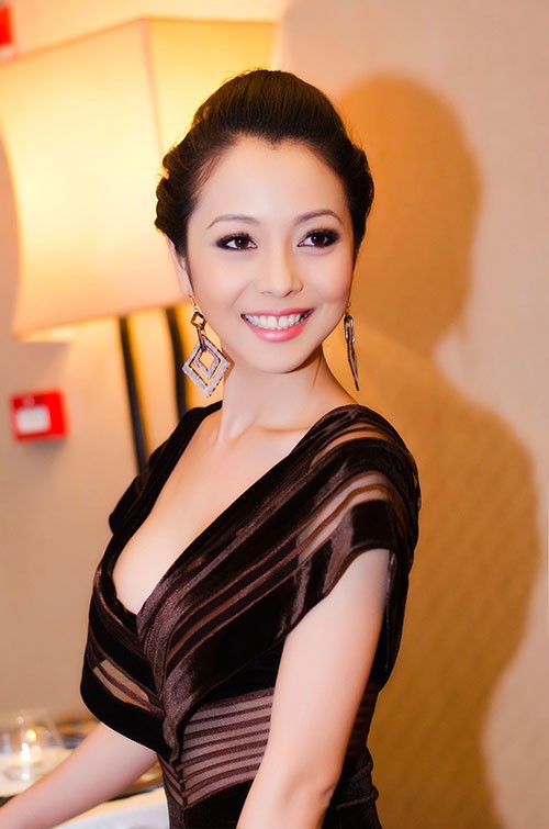 Hoa hậu châu Á tại Mỹ 2006 hờ hững khoe vòng một còn Hoa hậu Việt Nam 1992 tự tin phô vai trần sexy trong sự kiện tại Hà Nội. (Theo 24h)