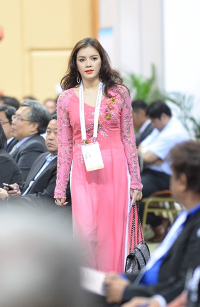 Là một thành viên của đoàn Việt Nam tham gia sự kiện bỏ phiếu chọn quốc gia đăng cai ASIAD 2012 tại Macau vào hôm qua (8/11), Lý Nhã Kỳ nhanh chóng thu hút được sự chú ý của quan khách khi xuất hiện với tà áo dài truyền thống.