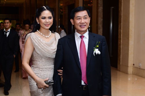Vợ chồng Johnathan Hạnh Nguyễn và diễn viên Thủy Tiên.