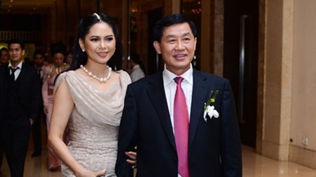 Bà Thủy Tiên và chồng, doanh nhân Johnathan Hạnh Nguyễn.